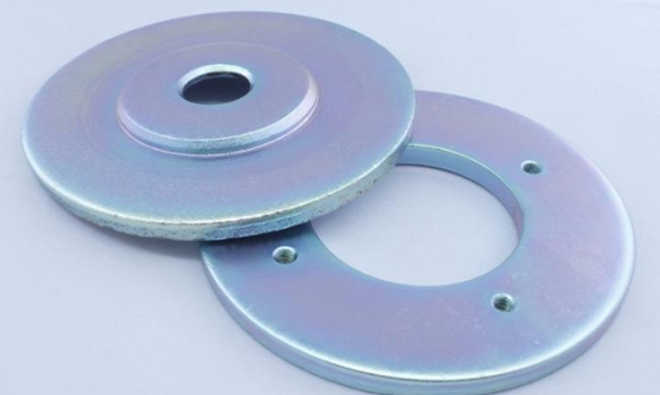 使用酸性镀锌光亮剂，镀层出现条纹的原因是什么？