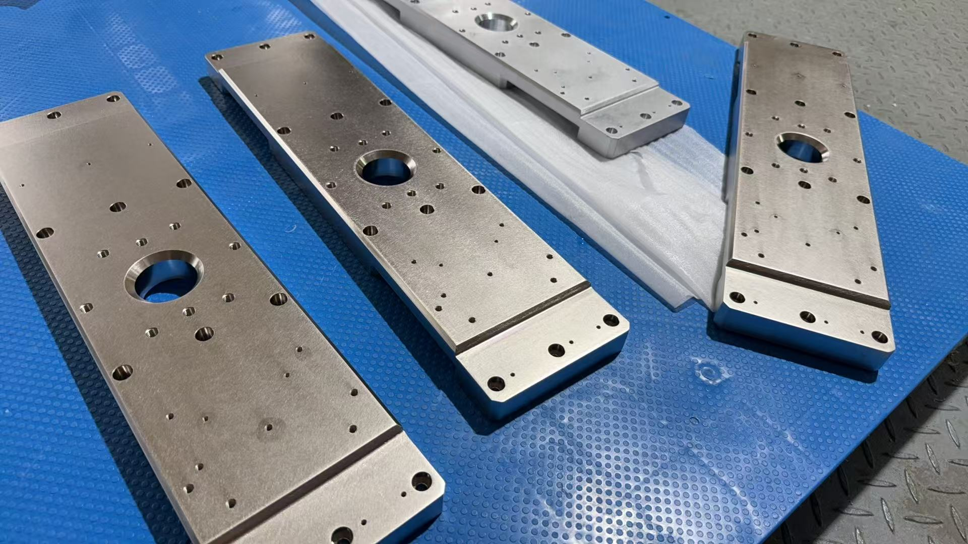 为什么铝件镀中磷化学镍不容易出光？