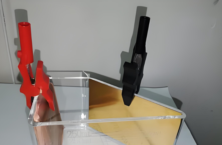 如何通过霍尔槽试验的结果判断镀液是否需要调整？